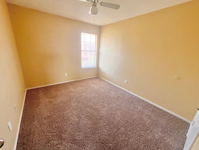 Building Photo - 1703 Benttree Dr Unit C