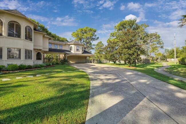 Building Photo - 600 Royal Oaks Dr