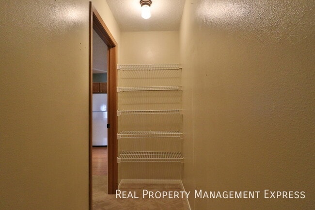 Building Photo - Lovely 2 Bedroom 2.5 Bathroom Townhome