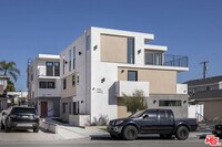 Building Photo - 1434 W 9th St