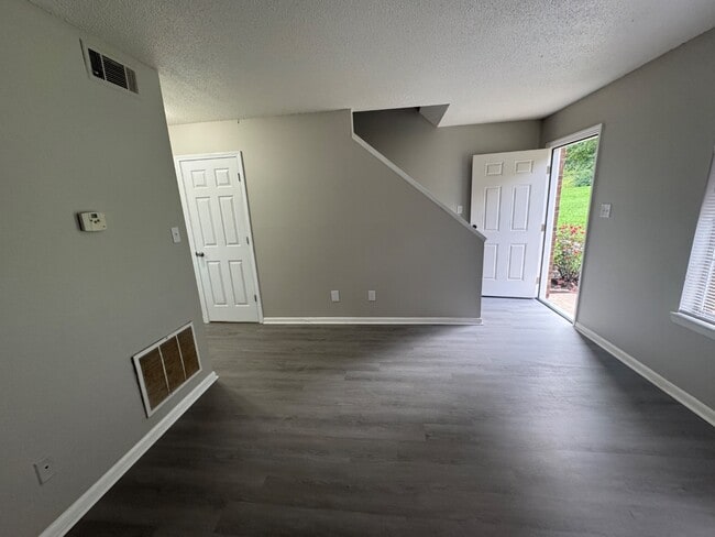 Primary Photo - 802 British Wood Dr SW