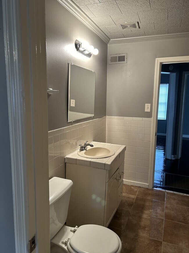 Building Photo - JANUARY MOVE IN SPECIAL!! FIRST MONTH FREE!