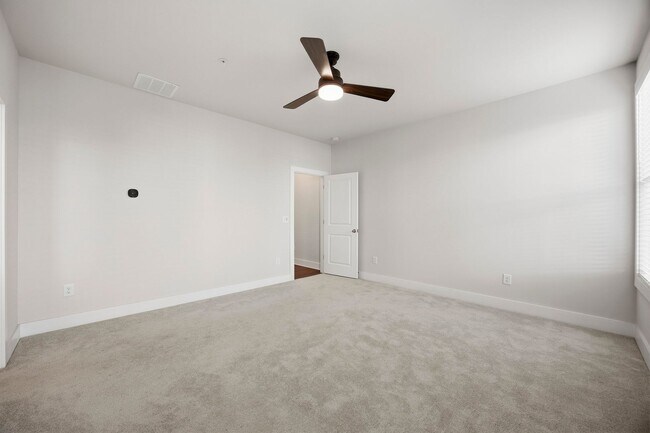 Building Photo - Walkable Lifetsyle in Westshore!