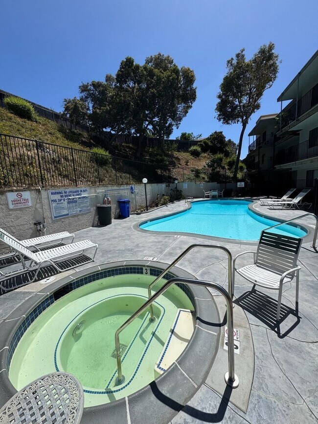 Building Photo - Spacious 1 bedroom condo centrally located...