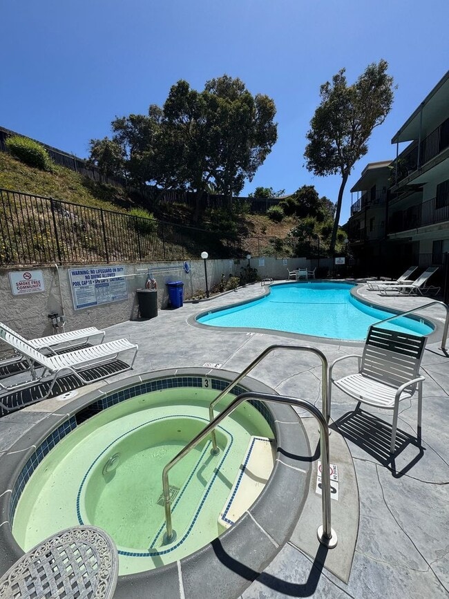 Building Photo - Special!! Spacious 1 bedroom condo central...