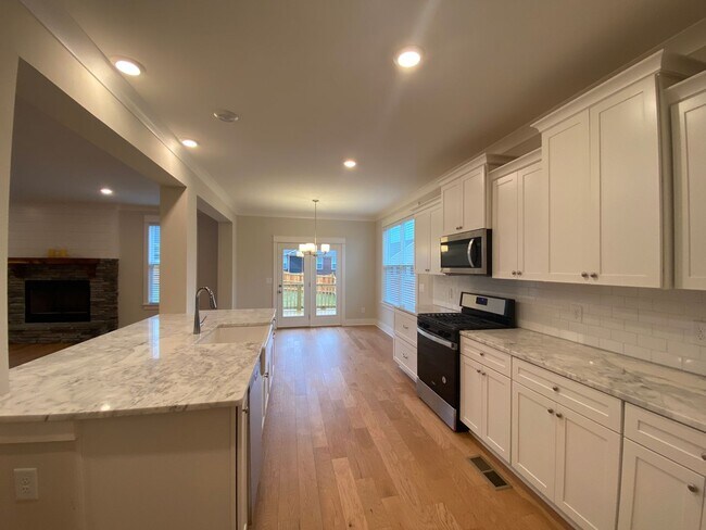 Building Photo - Amazing 4 Bedroom Home in Lebanon / 3.5 Bathrooms / 3 Car Garage /  Fenced in Backyard with Deck /