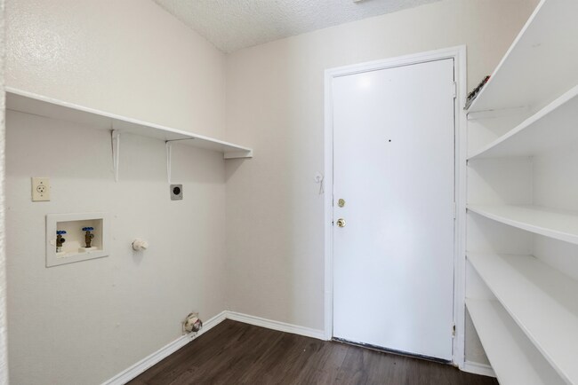 Building Photo - 13922 Villa Camino