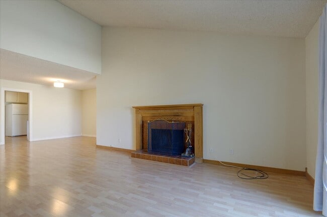 Building Photo - Great Home in Secure Complex