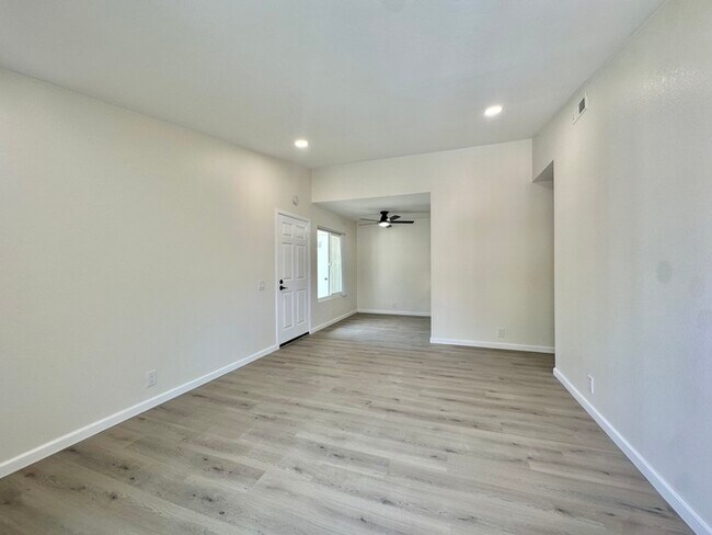 Building Photo - Indulge in coastal living in this beautiful 2bd 1ba Condo located in La Jolla area close to UCSD!