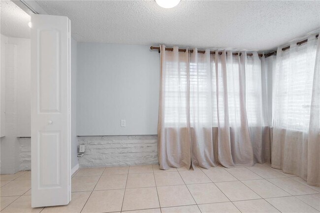 Building Photo - 3606 W Royal Palm Cir
