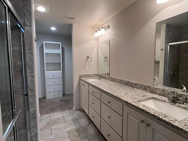 Building Photo - Beautiful 2 bed/2 bath/2 car garage Townhome!