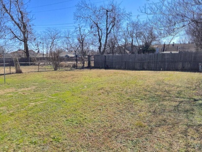 Building Photo - 2204 NW 32nd St