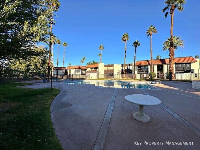 Building Photo - 1405 E Vegas Valley Dr