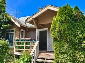 Building Photo - Spacious 3BR 2BA | 3-Level Home in Renton