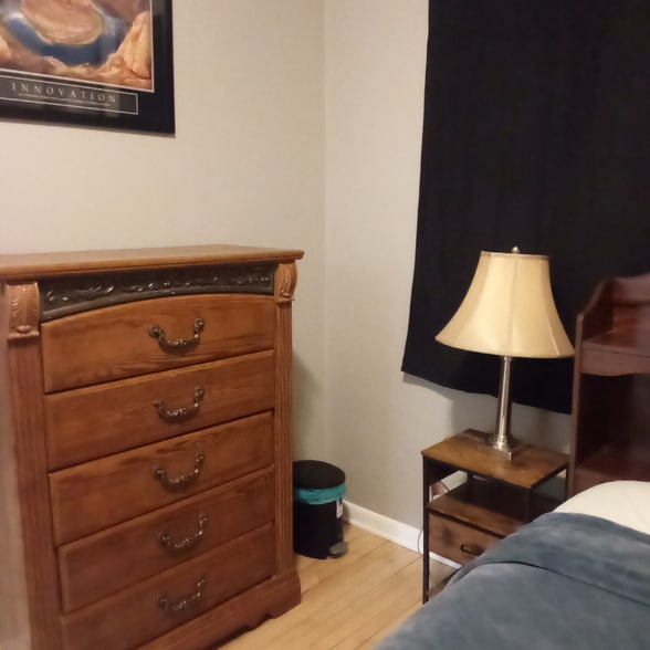 Building Photo - 1031 College St N