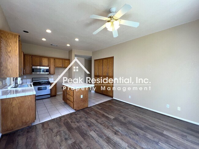 Building Photo - Wonderful Roseville 3bd/2ba House With 3 C...