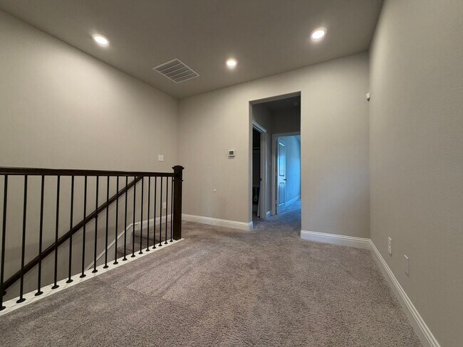 Building Photo - 624 Hutchinson Ln