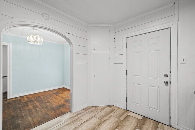 Building Photo - Vintage Home w/ Modern Updates, Minutes fr...