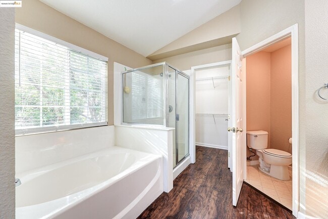 Building Photo - 220 Whispering Oaks Ct
