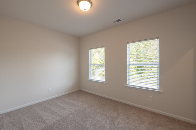 Building Photo - "Spacious 4-Bedroom Retreat with 3.5 Baths...