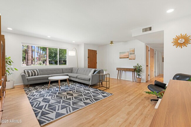 Building Photo - 1021 W Las Palmaritas Dr