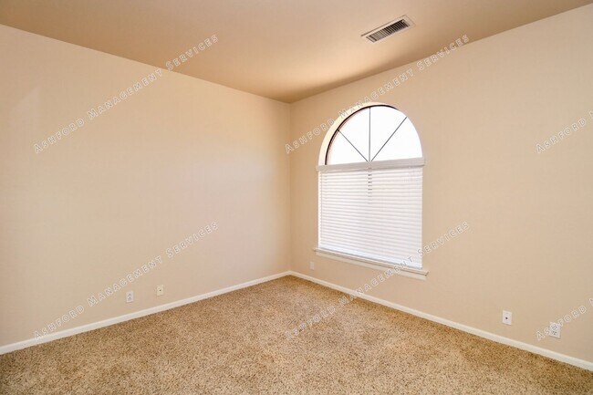 Building Photo - BEAUTIFUL 4 BEDROOM + LOFT ON CULDESAC WITH POOL/SPA