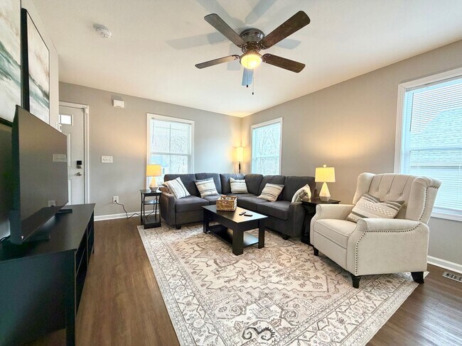 Building Photo - 925 Woody Hills Dr