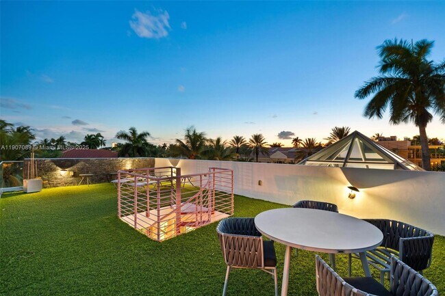 Building Photo - 300 Royal Plaza Dr