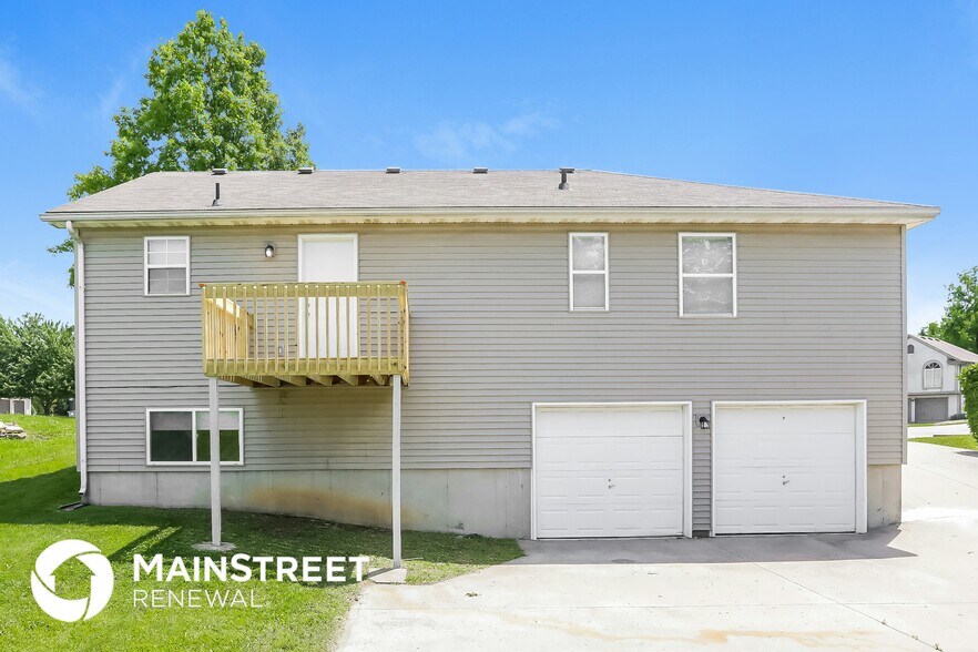 Building Photo - 1024 NE Queens Ct