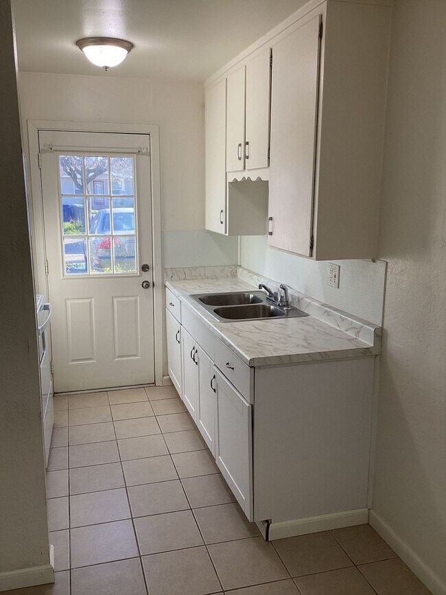 Building Photo - NOW AVAILABLE!! 2 BEDROOM 1.5 BATH GUSTINE APARTMENT