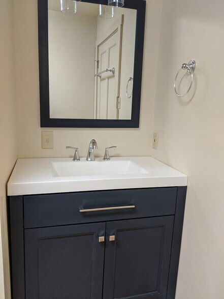 Building Photo - 412 Main St