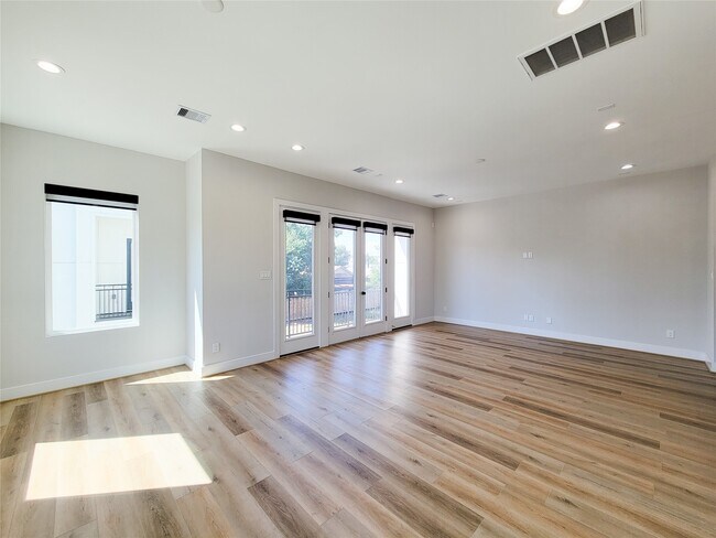 Building Photo - 905 Quitman St