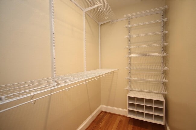 Building Photo - 1010 Louise St