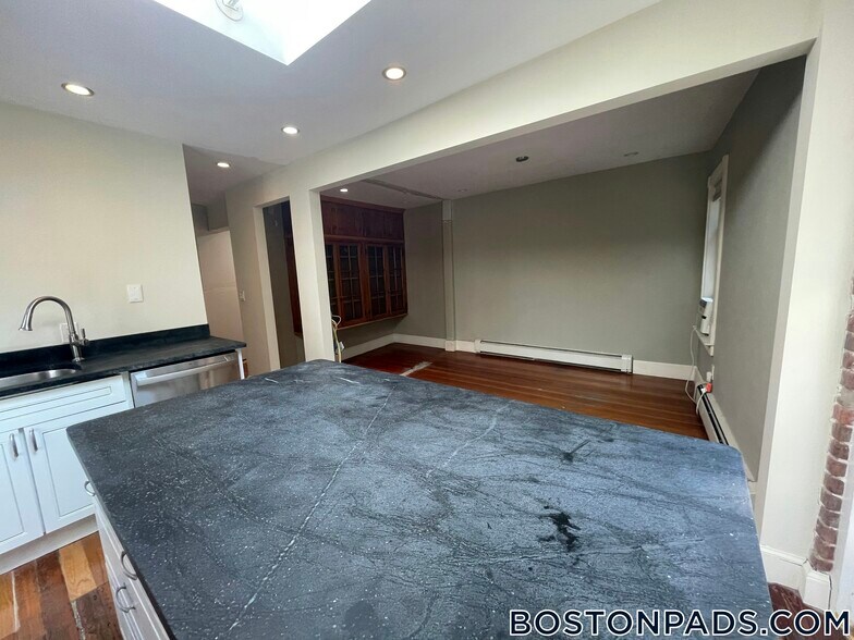 Building Photo - 151 Highland St