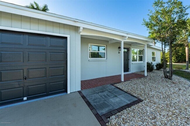 Building Photo - 927 W Olympia Ave