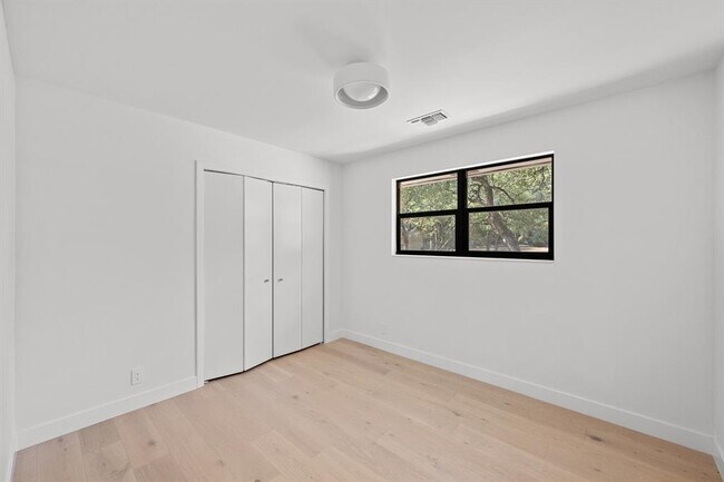 Building Photo - 302 Westlake Dr