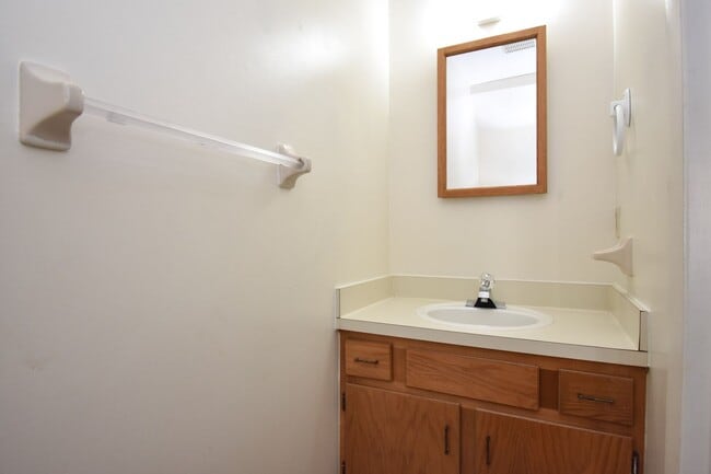 Building Photo - Spacious 2 Bed, 2.5 Bath Townhouse in Sout...