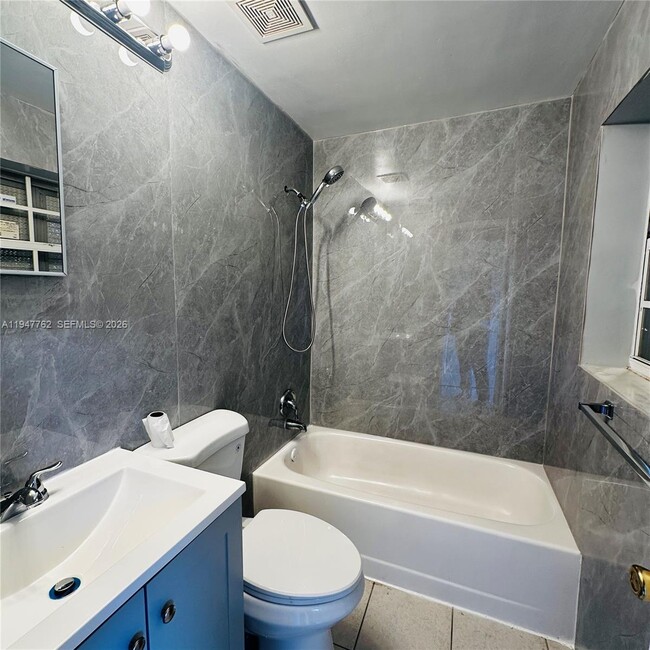 Building Photo - 732 Moffett St