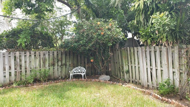 Building Photo - 832 NE 16th Ter