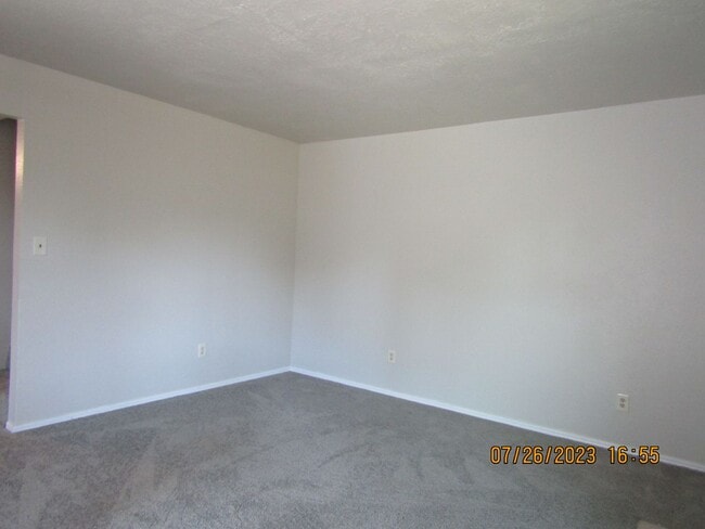 Building Photo - Very nice townhome located in the Heritage...