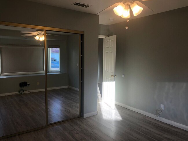 Building Photo - 3 bedroom 2 bathroom Home in Silver Lakes!...