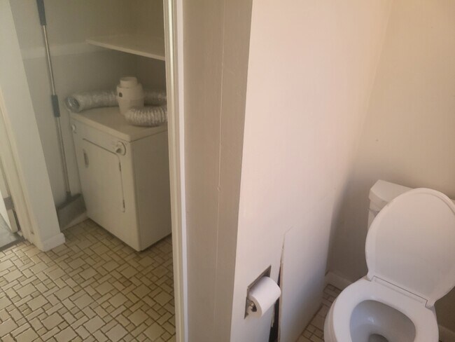 Half bath - 1043 S Trenton Ave