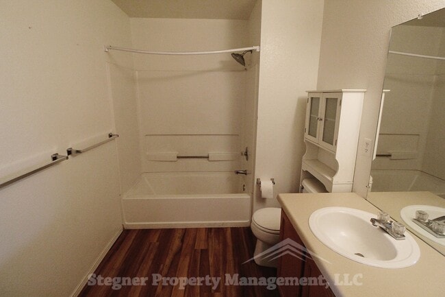 Building Photo - Wonderful Condo w/Garage