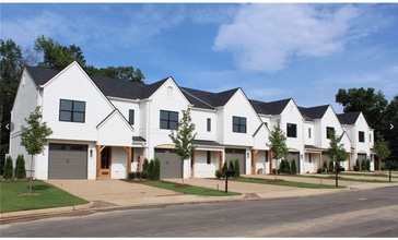 Building Photo - Modern 3BR/3.5BA Townhome Near Auburn Univ...