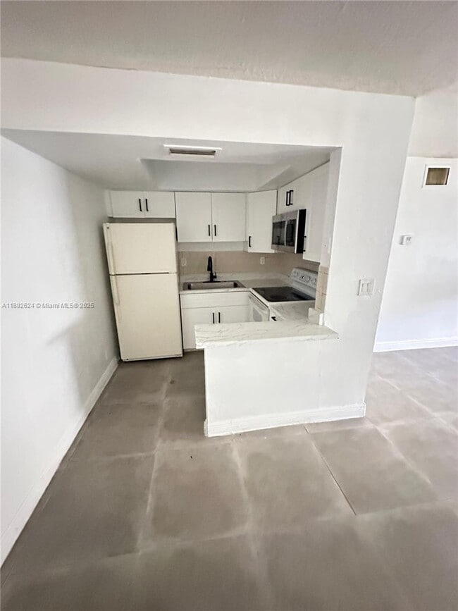 Building Photo - 5303 NW 18th Ct