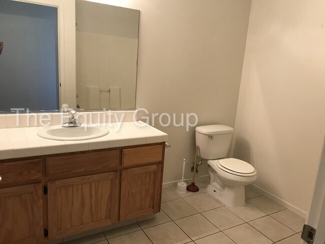 Building Photo - Upstairs unit located in Ashley Square!