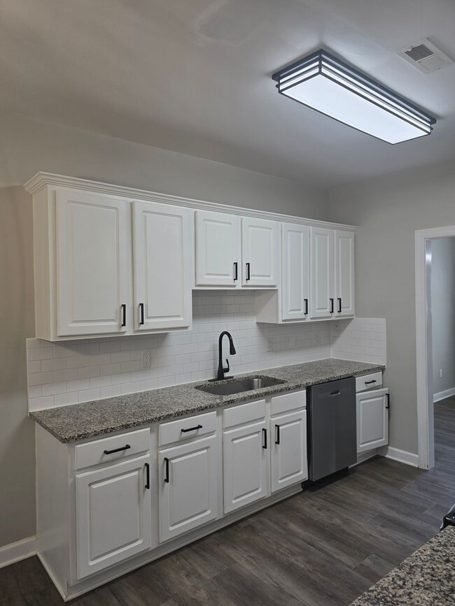 Building Photo - NEW LISTING!!!!