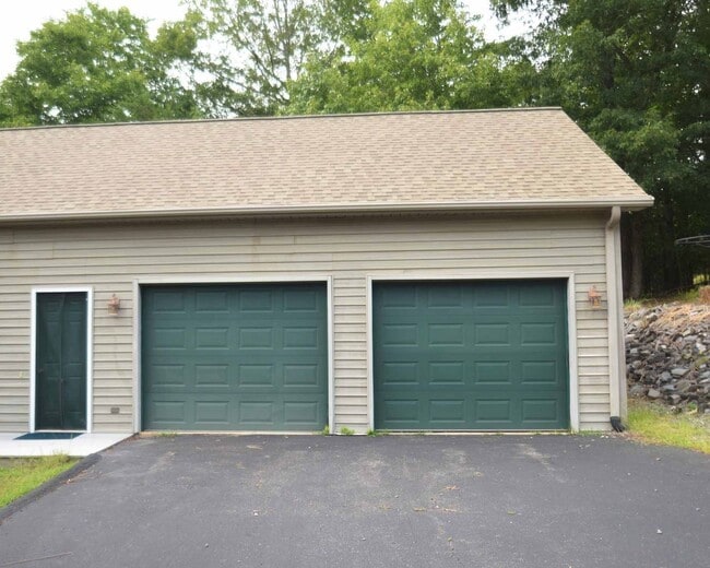 Building Photo - 4 Bedroom || 3 Bathroom home on Leesville Lake