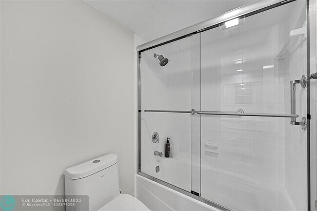 Building Photo - 555 Oaks Ln