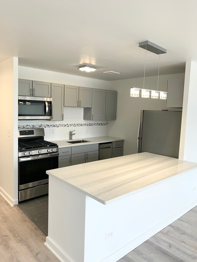 Studio - 2424 N.Clark